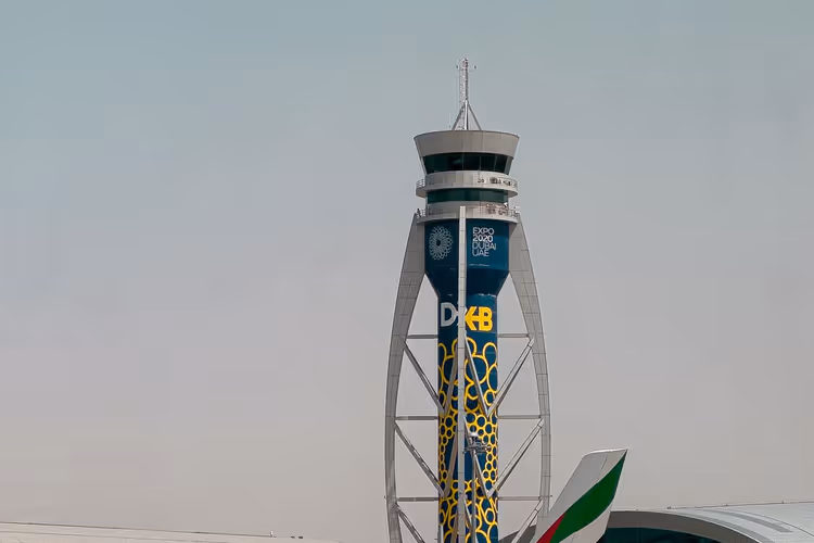 Vliegtuig op het platform van Dubai Airport