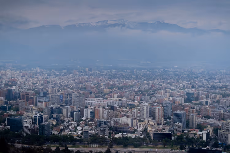بانوراما لسانتياغو مع جبال الأنديز المكسوة بالثلوج في الضباب