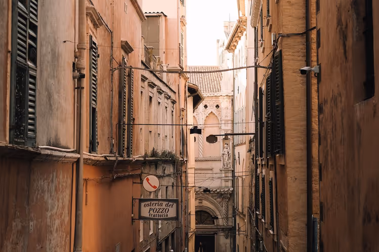 Strada vuota in un paese italiano