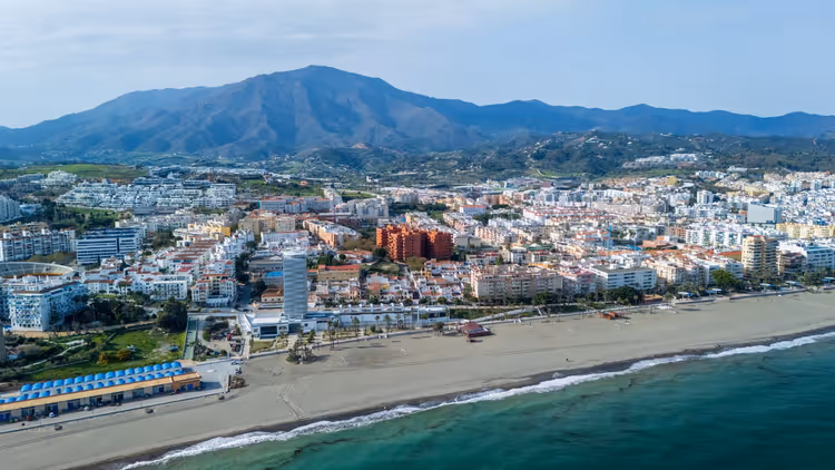 Plajı ve dağlarıyla Estepona'nın kuş bakışı görünümü