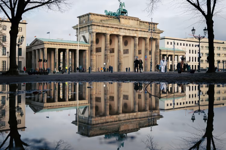 Spiegelung des Brandenburger Tors in einer Pfütze