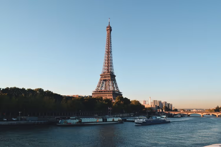 Paris'te Eyfel Kulesi ve Seine Nehri