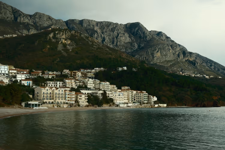 Bulgarije of Montenegro: stranden, prijzen en seizoen 2026 vergeleken