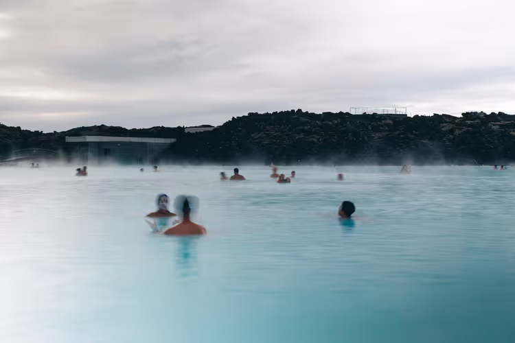 Lav alanı içinde Blue Lagoon kaplıca havuzu