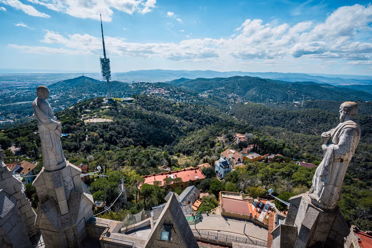 Tibidabo dağındaki heykeller ve Barselona panoraması