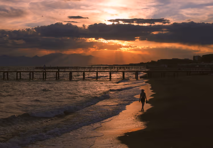 Zonsondergang op het strand van Belek met pier en silhouet