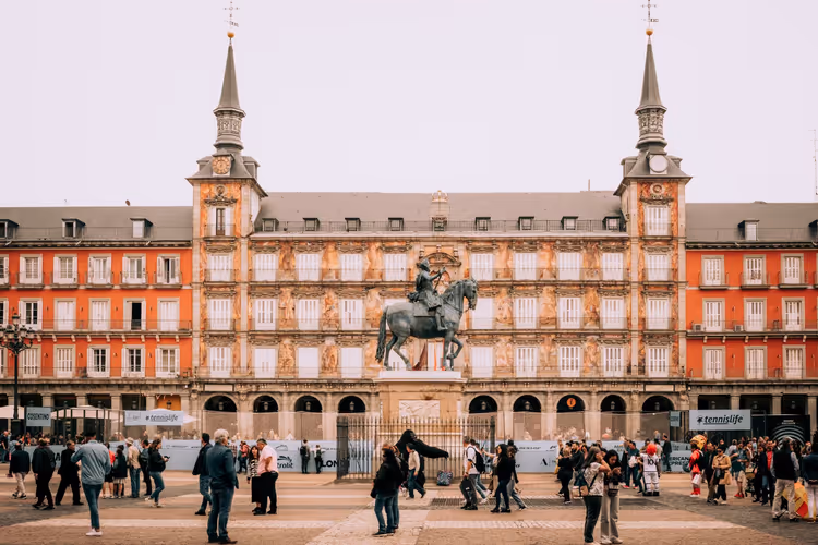 Plaza Mayor in Madrid mit einem Reiterstandbild