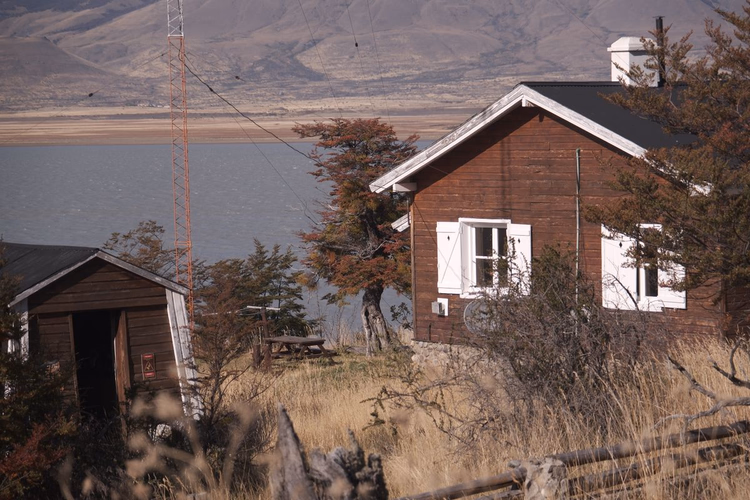 Casa rustica in legno vicino a un lago