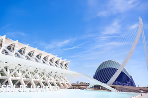 Weißes, geripptes Wissenschaftsmuseum, blaue Agora und Schrägseilbrücke in der Stadt der Künste und Wissenschaften in Valencia