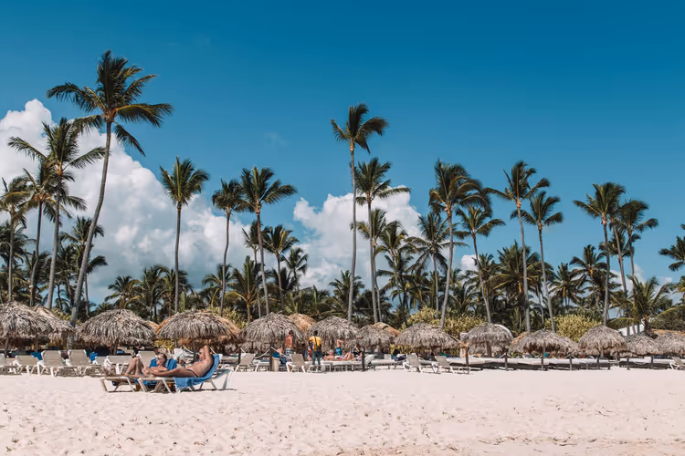 Punta Cana-strand med palmer, paraplyer og solsenger