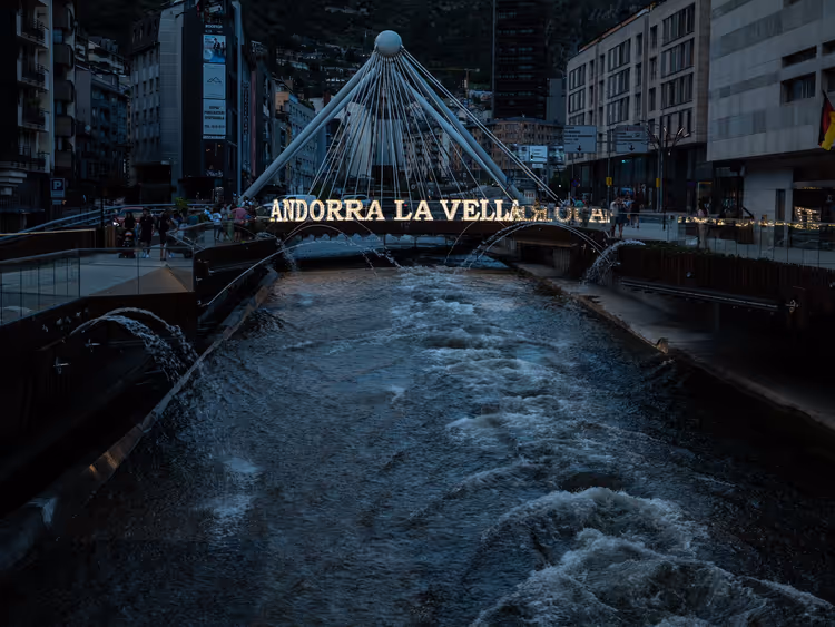 Ponte e fiume di notte nel centro di Andorra la Vella