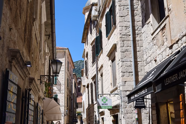 Altstadt von Kotor am Fuß des Berges