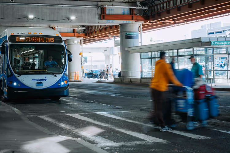 Rental Cars-shuttle buss ved flyplassutgangen med passasjerer
