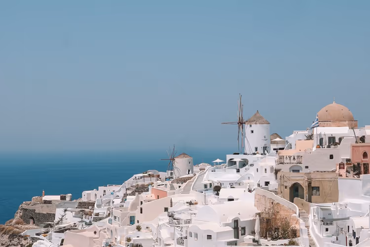 البيوت البيضاء في أويا على منحدر الكالديرا