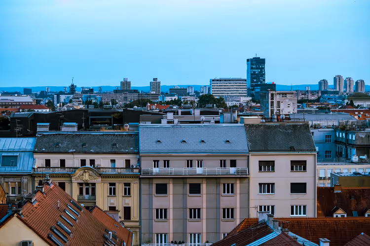 Panorama van Zagreb met daken en hoogbouw
