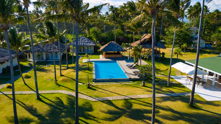 Tropisch resort met een zwembad tussen de palmbomen