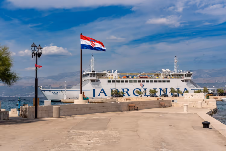 Jadrolinija-Fähre am Pier mit kroatischer Flagge