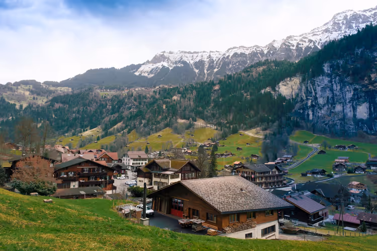 Zwitsers dorp in een groen dal in de Alpen