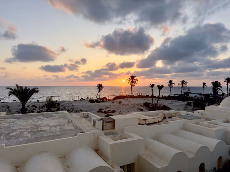 Hvor du bør reise i Tunisia: 15 feriesteder ved sjøen for par og familier