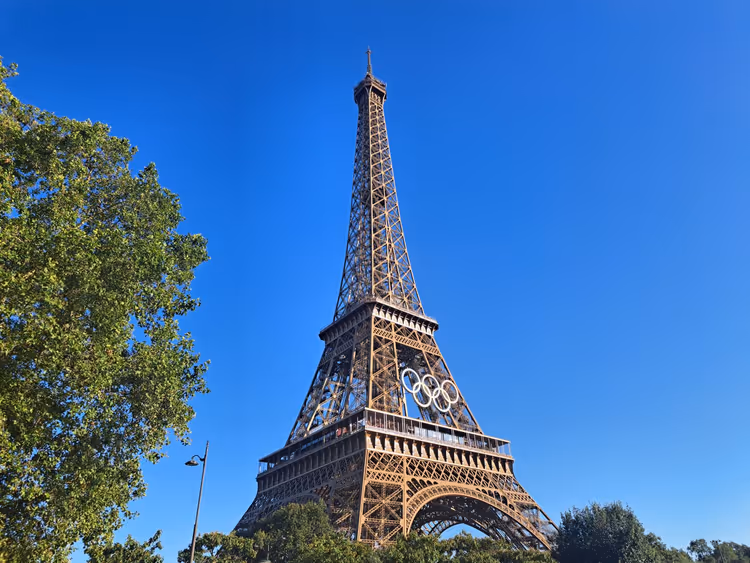 Paris'te olimpiyat halkalarıyla Eyfel Kulesi