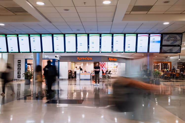 Vervaagde passagiers in een transitzone op de luchthaven