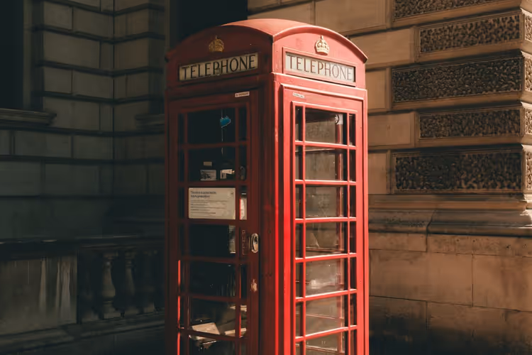 Rote Telefonzelle in einer Londoner Straße