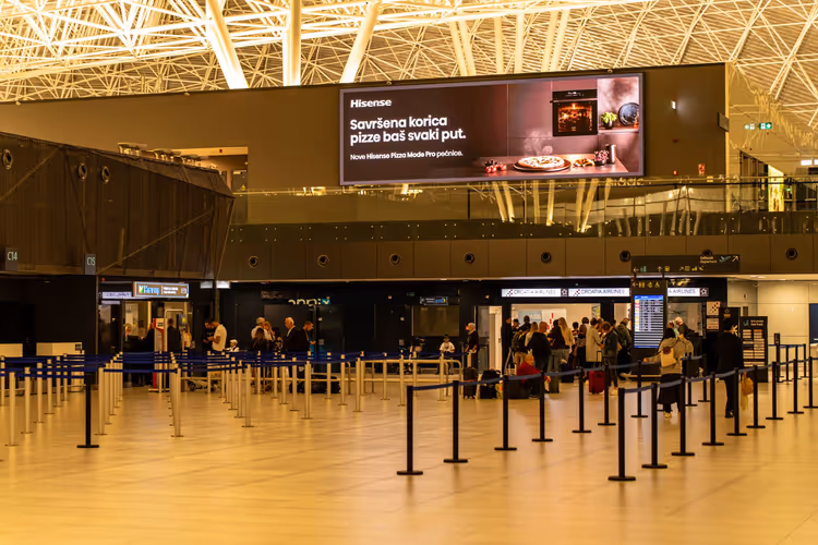 Passagier-Check-in-Halle im Terminal des Flughafens Zagreb