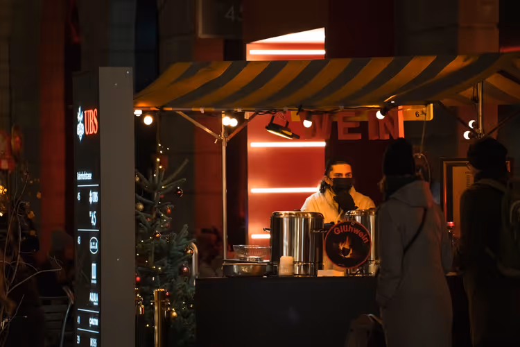 Nachtmarkt: Standbetreiber schenkt Glühwein aus