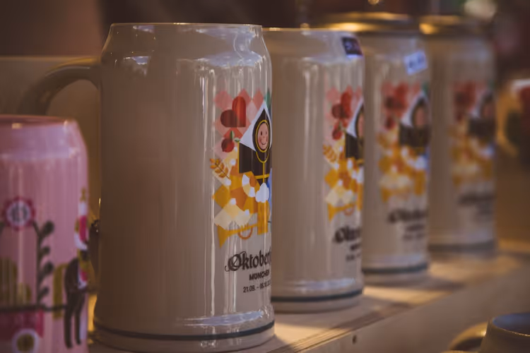 Münih'te Oktoberfest sembolleri taşıyan bira kupaları