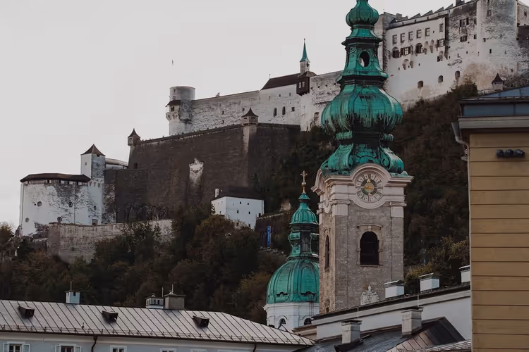 Hohensalzburg festning over Salzburgs gamleby