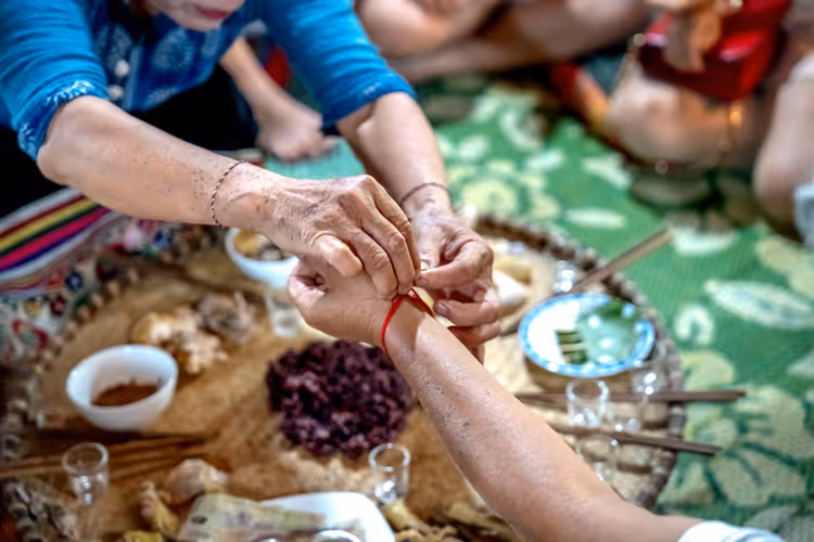 طقس ربط خيط أحمر على المعصم