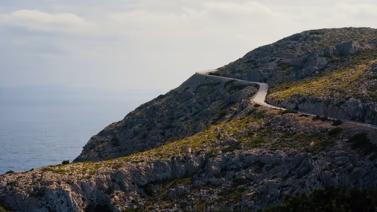 Deniz üzerindeki dağlık kıyı boyunca kıvrılan yol