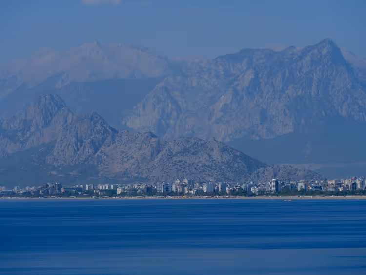 Вид на прибрежный город Анталья с горами и морем