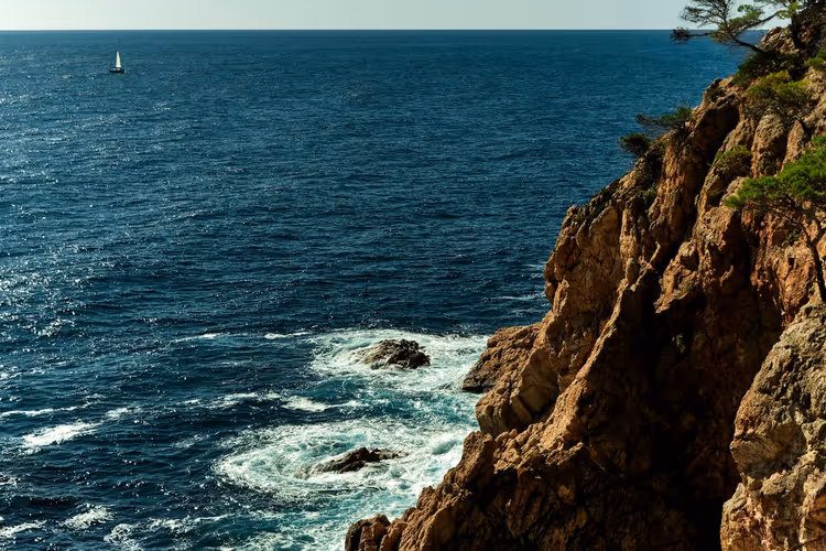 Klipper og turkisblått hav på Costa Brava