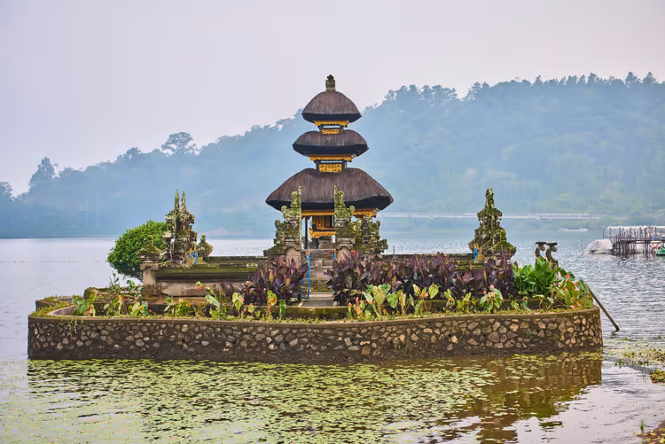 Mehrstöckiger balinesischer Tempel Ulun Danu mitten im Bratan-See