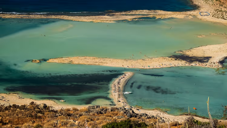 Turquoise lagune bij Balos met zandstrand en ondiep water