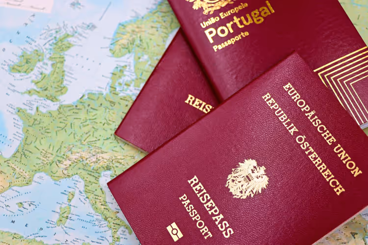 Portugisiske og østerrikske pass på et verdenskart