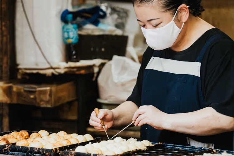 Sokakta takoyaki hazırlayan satıcı