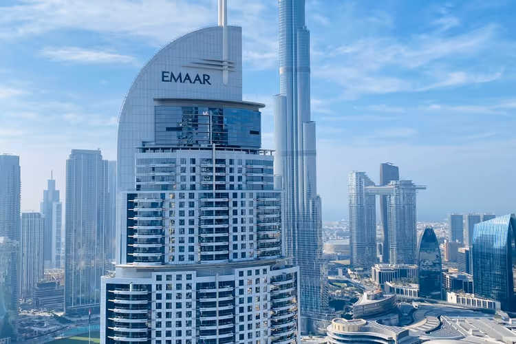 Gratte-ciel de Dubaï par une journée claire d'avril