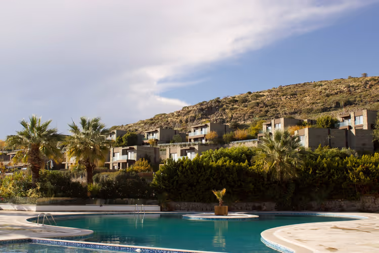 Basseng og hotellbygg på en klippete ås i Bodrum