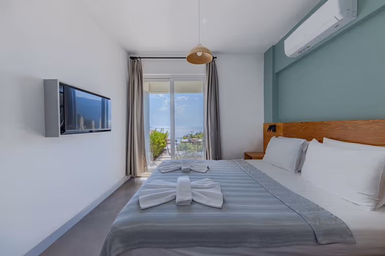 Hotellrom med seng og havutsikt