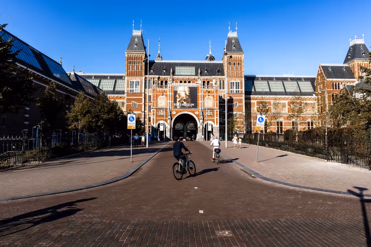 Cyklistar vid ingången till Rijksmuseum