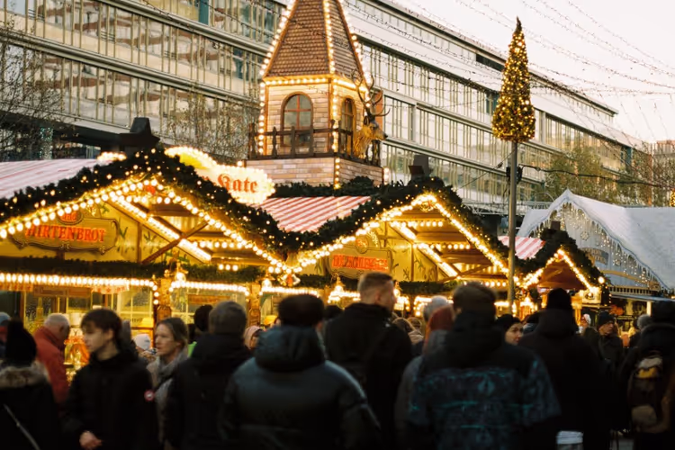 Mercatino di Natale serale a Berlino con luci a catena