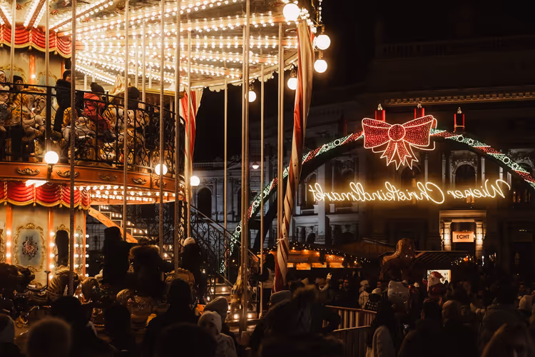 Atlıkarıncalı ve bayram ışıklı Noel pazarı