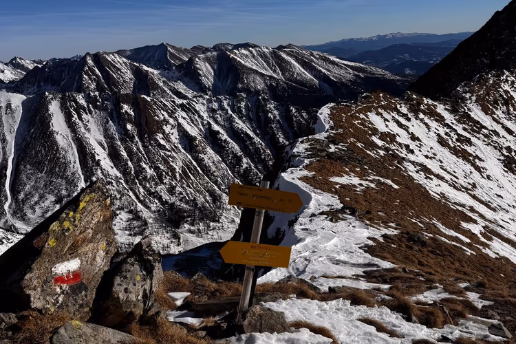 Bergweg in den österreichischen Alpen im Frühling