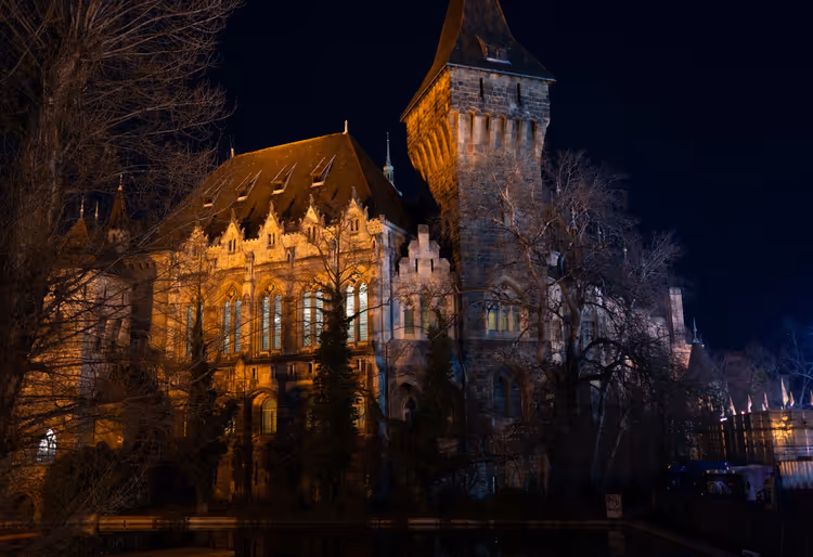 Budapeşte'deki Vajdahunyad Kalesi: ücretsiz avlu, içeride müze ve Anonymous heykeli
