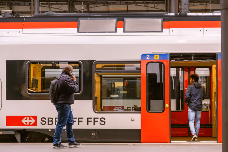 Fahrgäste steigen im Bahnhof Luzern in einen SBB-Zug