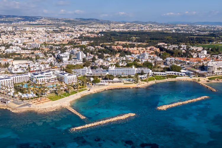 Veduta aerea della costa di Pafo sul Mar Mediterraneo