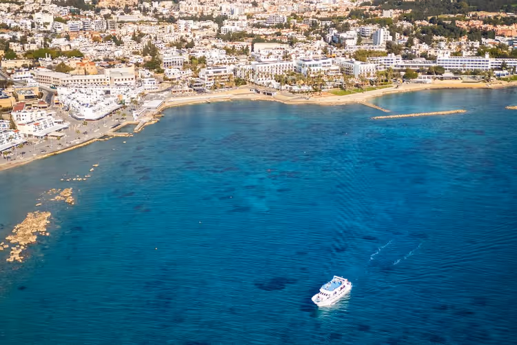 Veduta aerea di Pafo e del Mar Mediterraneo