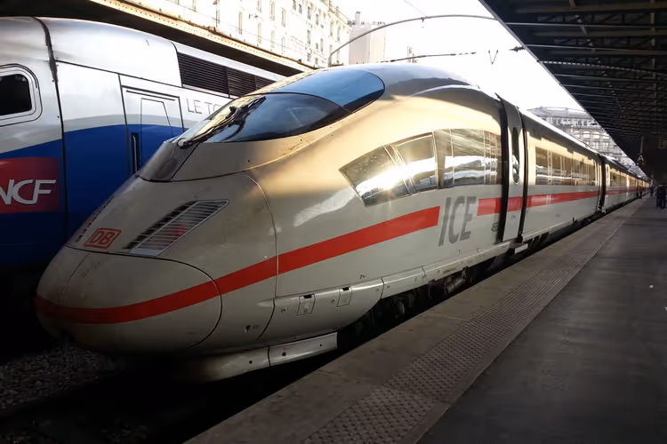 ICE-Hochgeschwindigkeitszug am Bahnsteig